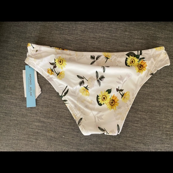 Bikini - Picture 2 of 2